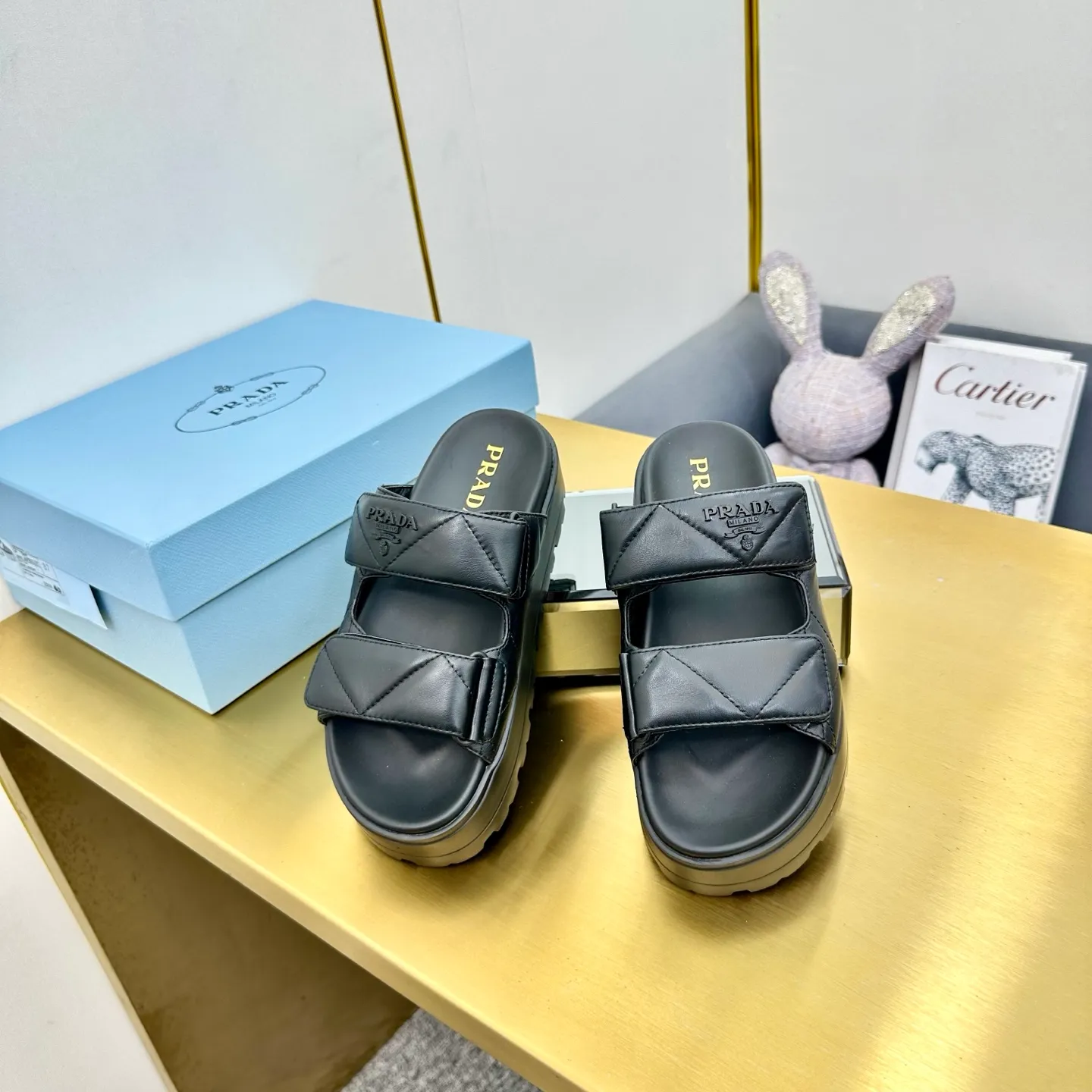 👟👟Ex-factory price 480👟👟 The highest version of Prada's new thick-soled casual sneakers. This sneaker continues the timeless silhouette and is a new classic item. Crafted from leather to enhance style. The style is light, with a triangle buckle logo and a 5CM thick sole. It is suitable for all seasons and can be matched with all kinds of casual styles. In an era where various styles are full of attention, the most long-term companion and the one that captures people's hearts bit by bit is undoubtedly the white shoe. Fabric: Cowhide Lining: Sheepskin Outsole: Original rubber outsole Sole thickness: 5CM Size 35-41